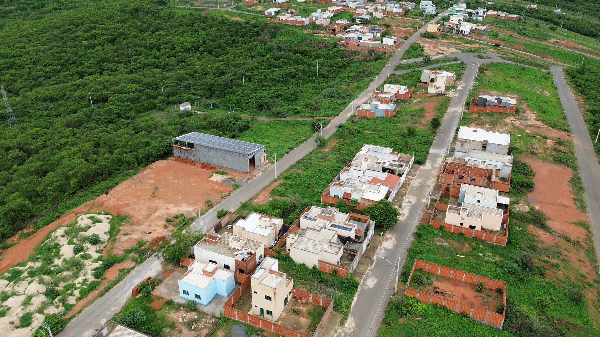 Lotes residenciais e galpão de apoio dentro do bairro