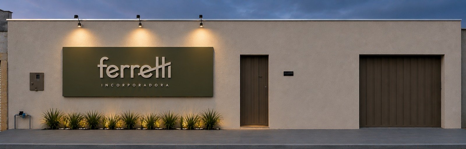 Fachada da nova sede da Ferretti Incorporadora em Salinas, com o letreiro iluminado ao entardecer